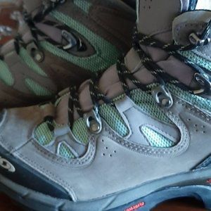 Salomon hiking boots size 7 women (5.5 kids)